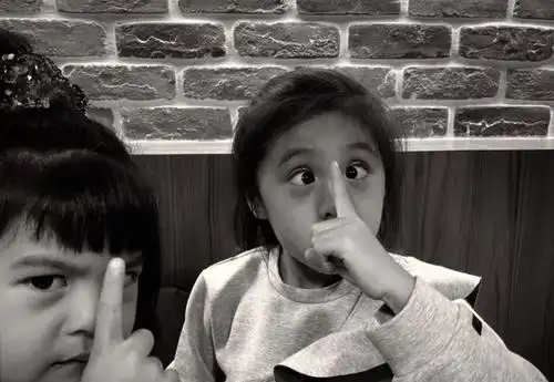 5岁咘咘参加生日趴,镜头扫过她,"圆脸大眼"的颜值太可了