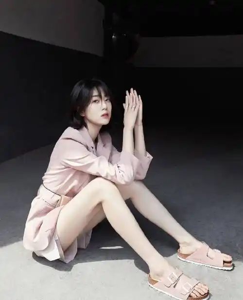 李溪芮私服写真曝光,穿水墨浸染裙配黑色牛仔衣,帅气又不失个性_身材