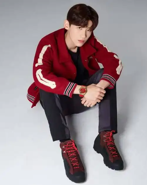 白敬亭秋季穿搭太帅了,帅气时髦有个性,被迷倒了!