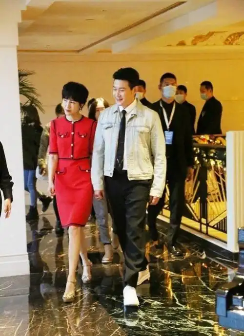 鲍蕾拎12万包走机场,全身大牌真有阔太样|减龄|裙装|包臀裙|小白鞋