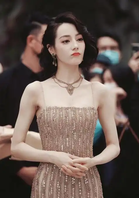 迪丽热巴这"蝴蝶背"也太鲨人了!完美腰臀比,一个背影秒杀一切