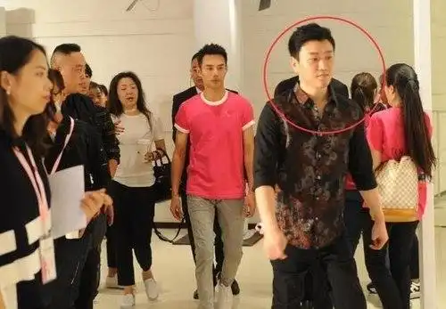 王凯一身粉嫩现身 被助理抢镜只因长相酷似乔任梁