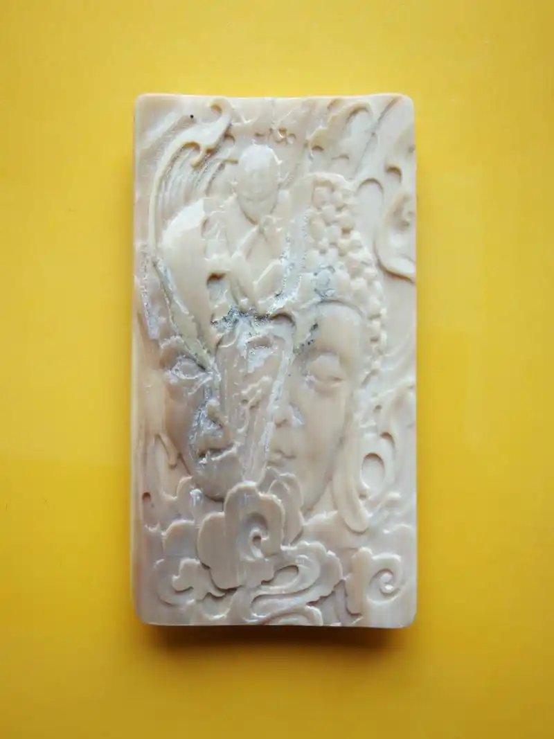 猛犸象牙牌!图案有何寓意?是魔还是佛!知道的朋友请写在评论区 - 抖音