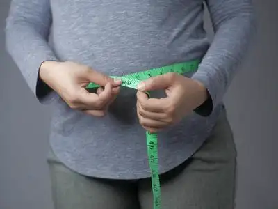 用卷尺测量腰围照片