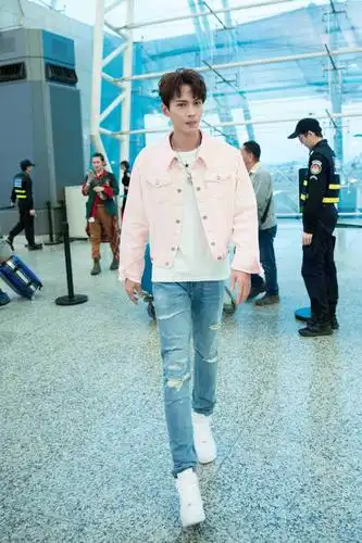 徐正溪最新机场照走运动风 简约不失特色