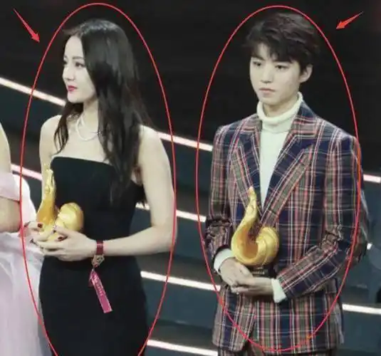 原创182王俊凯和168迪丽热巴生图被抓拍十级滤镜关掉后身材差距有点大