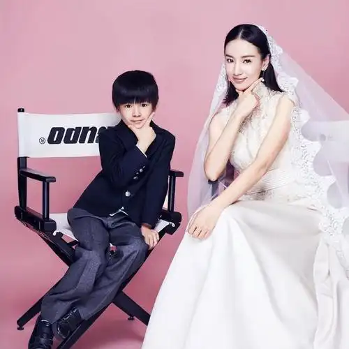 在狂热母爱下长大的顶顶,14岁进入叛逆期,低头打游戏无视董洁|董洁