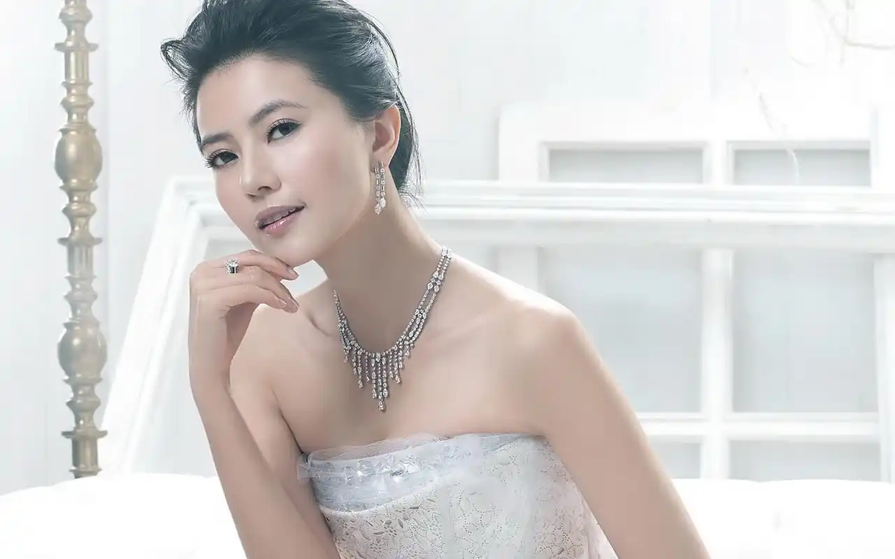 清嘴女孩高圆圆清纯唯美熟女风写真桌面壁纸下载高清大图预览1920