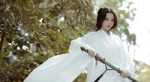 彭小苒白衣古风写真释出化身林间女侠清冷飒气