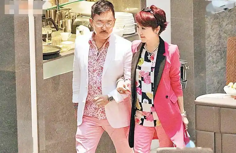 他娶谢贤前妻,认可其"四位一体",夫妻恩爱24载,大度事出有因_江耀城