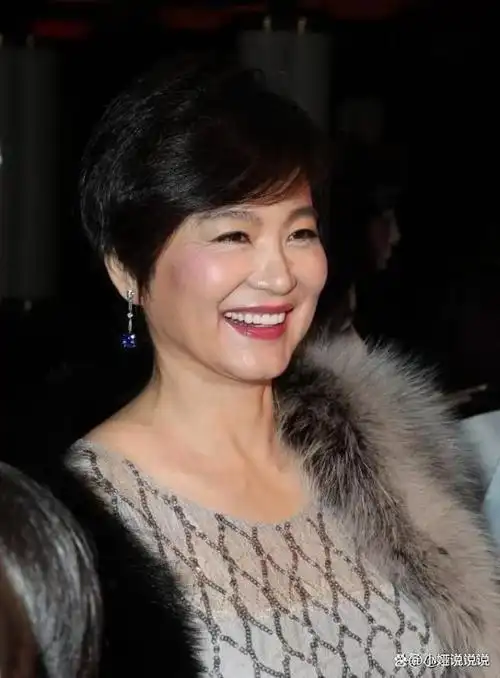 看到69岁林青霞才发现原来齐耳烫发这么洋气好看显年轻