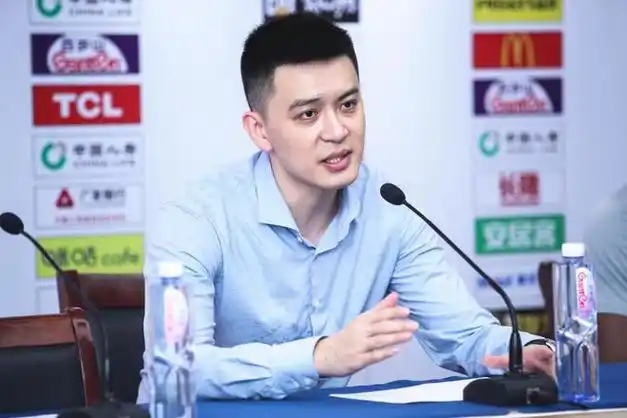 直到眼尖的网友发现唐佳良已经取关杨鸣,删除"杨鸣妻子"的简介以及