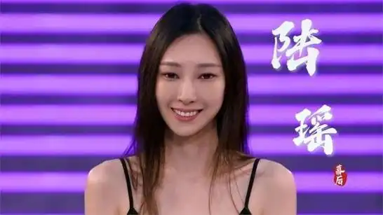 2010年,他发布了个人首张迷你音乐专辑《小黄》,并结识了他的初恋女友