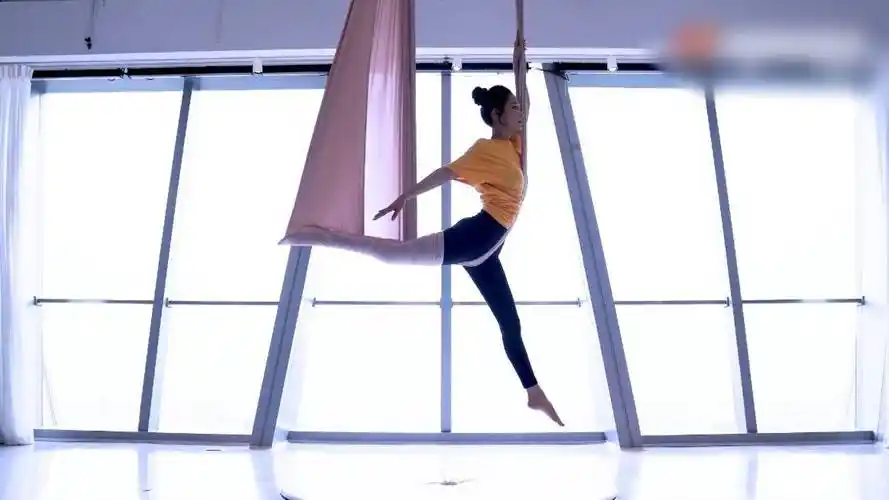 31岁李沁练空中瑜伽好美!丝带上劈叉身姿婀娜,新剧搭档任嘉伦