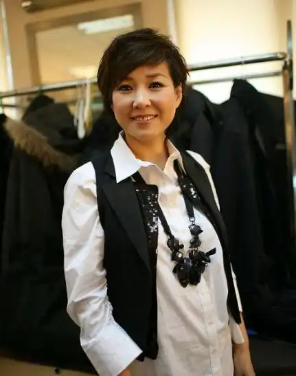 她是前央视主持人 她曾经欠了200万元嫁给了一个富