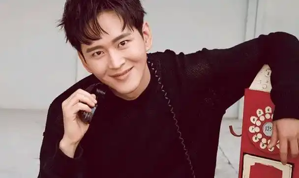 不过从照片看黄宥明应该是一个80后男演员