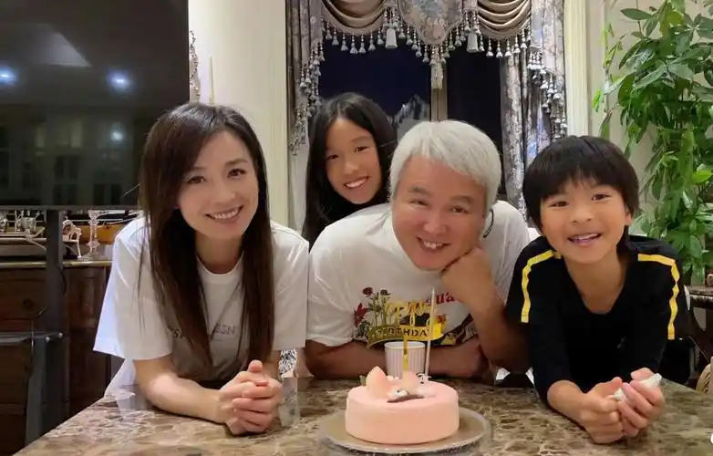 近日,张庭的老公林瑞阳迎来61岁生日,张庭晒出了全家合影为丈夫庆生