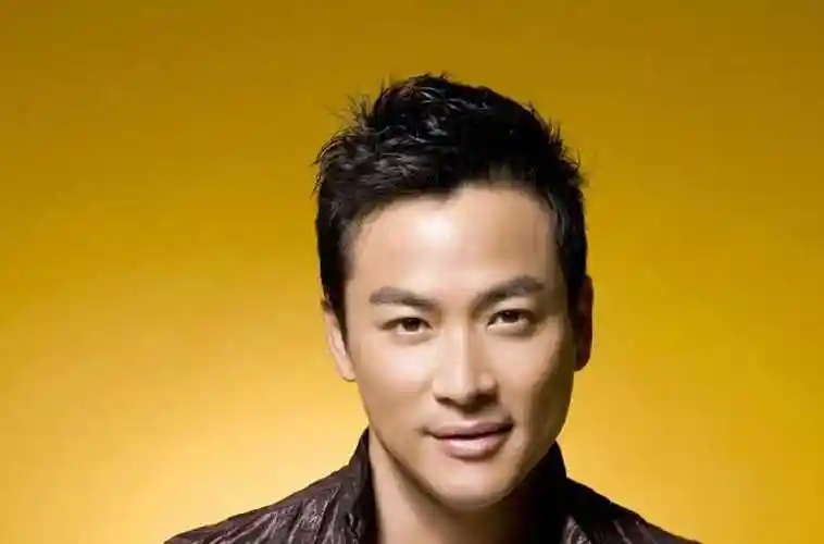 祖籍福建漳州诏安,1970年10月30日出生于台湾屏东,中国台湾男演员