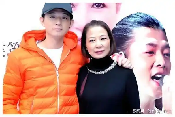 火风凭借着一首《大花轿》火了,只是他很快有了新的家庭,而仲小萍,则