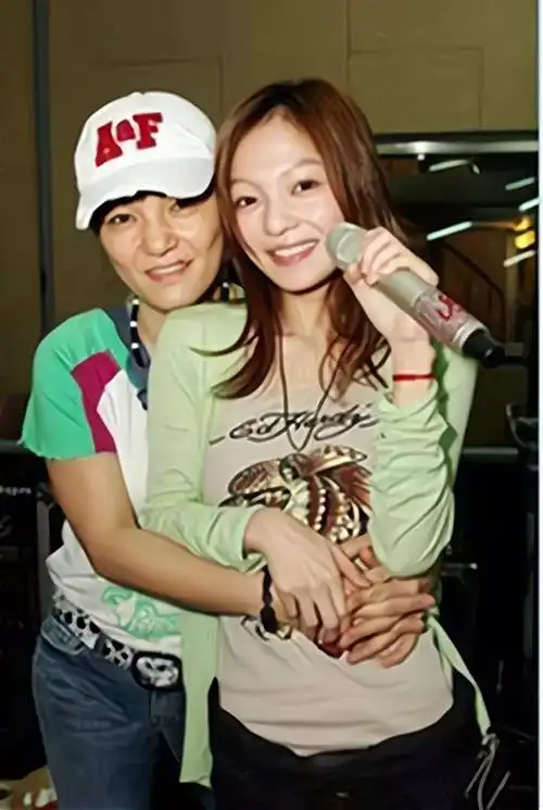 张韶涵母亲怎么背叛女儿转移财产诬陷吸毒范玮琪落井下石