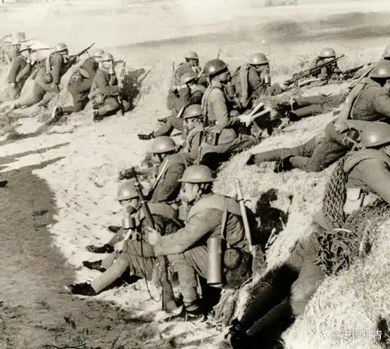 日本侵华老照片:浩浩荡荡进军北平,万名鬼子高举长枪庆祝胜利!