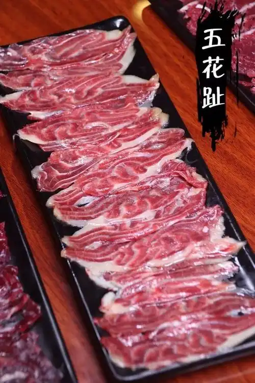 涮熟的五花趾让人止不住的吞口水,纹路清晰,顺着肉筋咬一口还会流汁噢