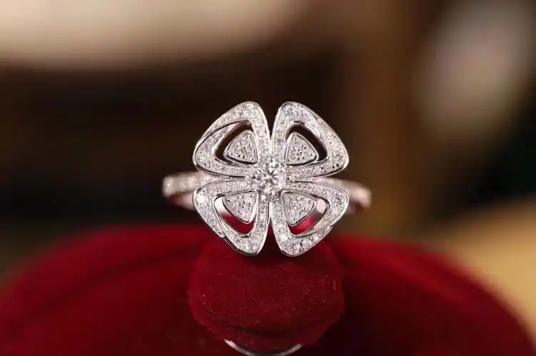 关于四叶草旋转四叶草戒指