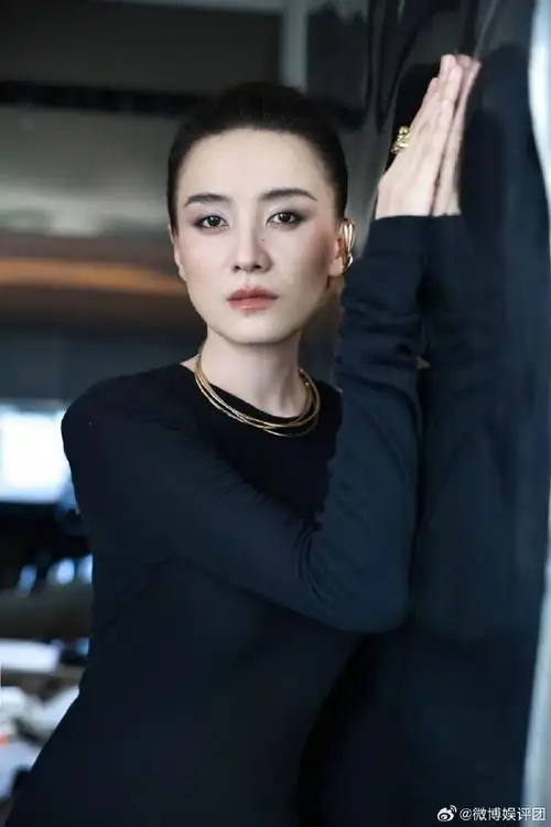 加上黑色烟熏妆气场直接拉满,期待小花解锁更多造型～#宋佳久违的高