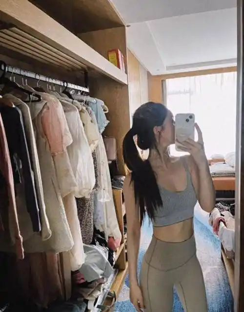 赵露思穿着瑜伽服,这样的身材谁能抗拒呢?_健身_体型_身体