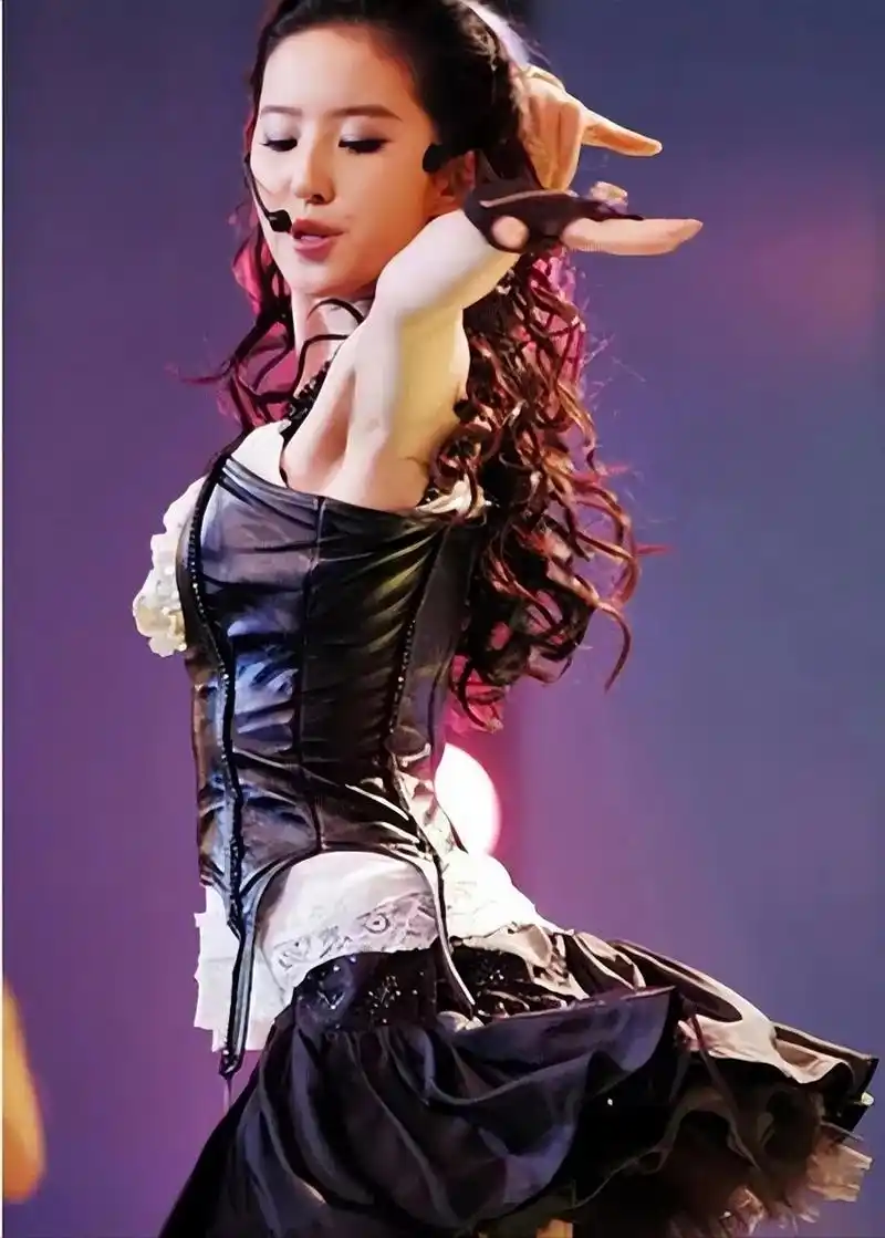 从来没见过她如此狂野,难道开始走"另类"风格了#刘亦菲狂野的一面