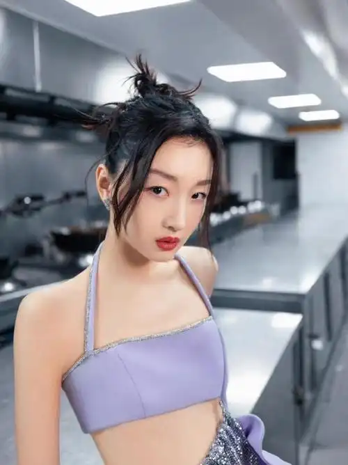 30岁周冬雨挑战性感风,真空上阵半裸出镜破尺度,平板身材的逆袭