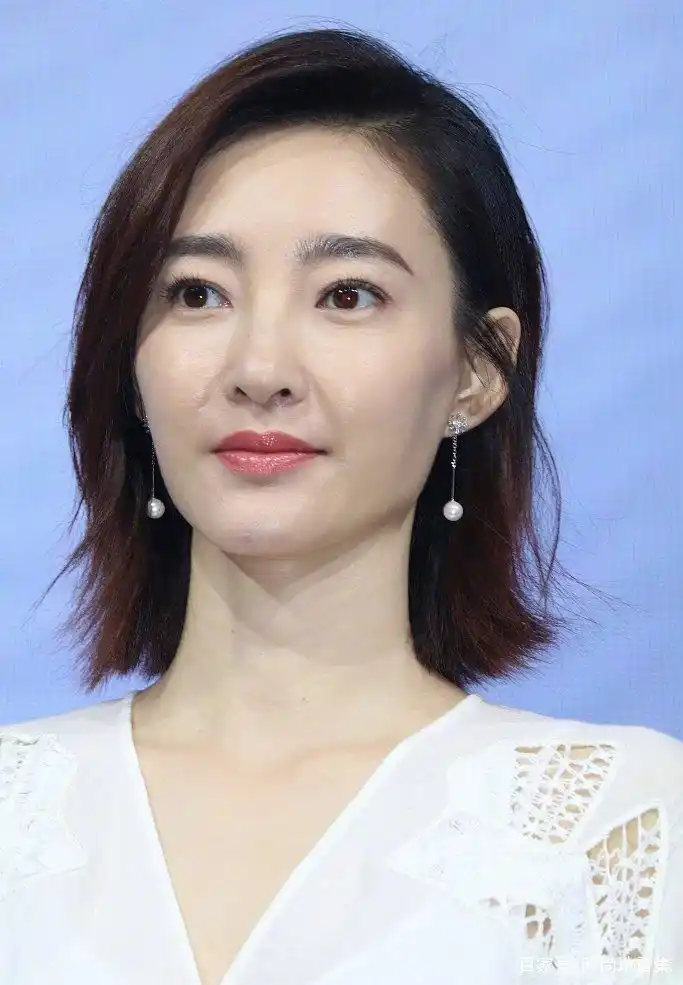 一袭白裙的王丽坤浓淡相宜,膝盖和法令纹抢镜,女神也败给了年龄