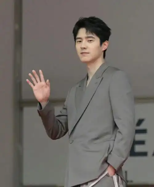 刘昊然粉色飘带西装