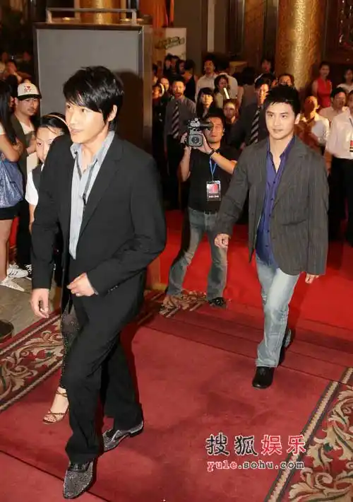 田亮陆毅捧场慈善拍卖 同门兄弟竞相举牌(组图)