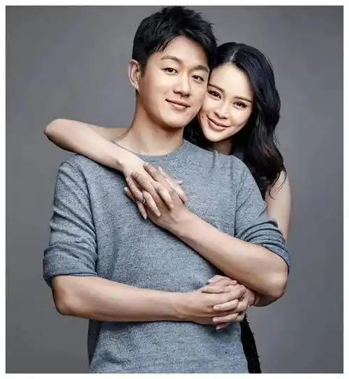 佟大为妻子关悦生日晒全家福五人幸福其乐融融俩女儿高颜值