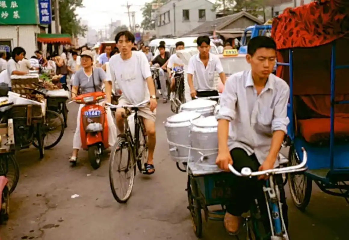 最近看到一组90年代的生活经典照片,让我感到十分怀旧.