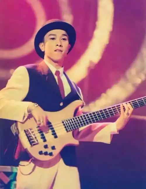 须知要说清楚,这是黄家驹和黄家强兄弟俩合力创作的经典情歌!