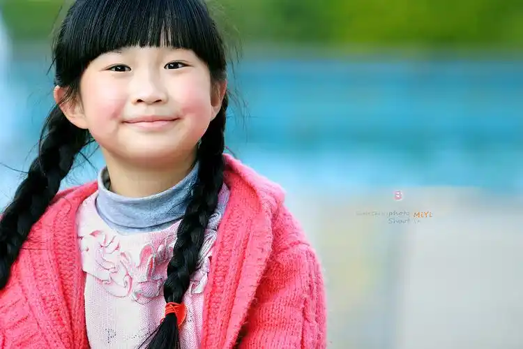 阳光8岁小女孩儿