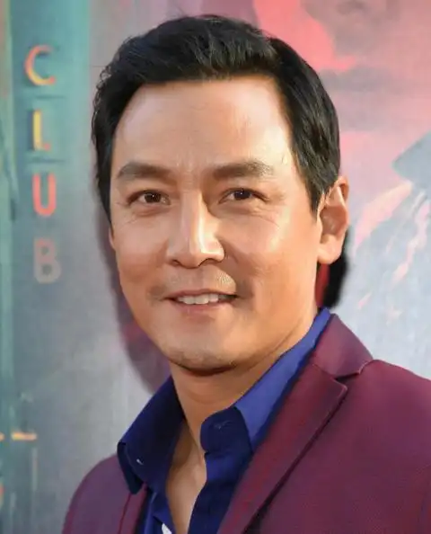 吴彦祖近况罕见曝光穿酒红色西装眼袋明显满脸油光鱼尾纹猛增