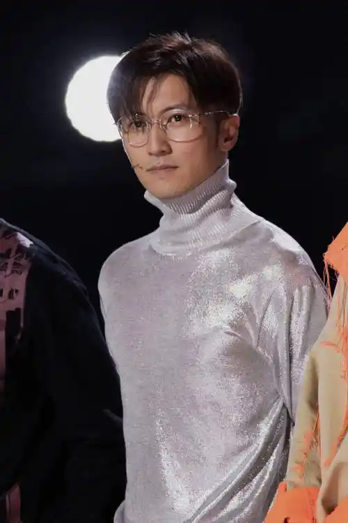 谢霆锋献歌致敬抗疫英雄,亮"手碟"绝技调侃"敲的不是锅"!_比赛