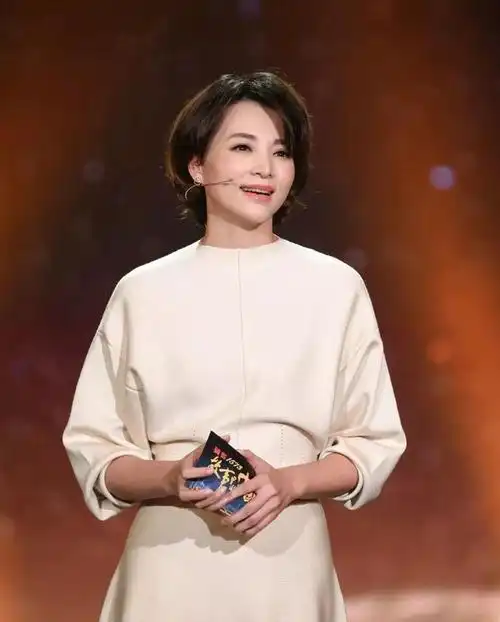 董卿的高级感真让人羡慕,穿红色西装套装亮相,波波头发型太减龄