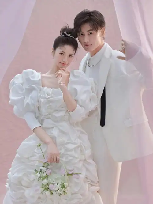 在杭州拍的一组室内极简婚纱照