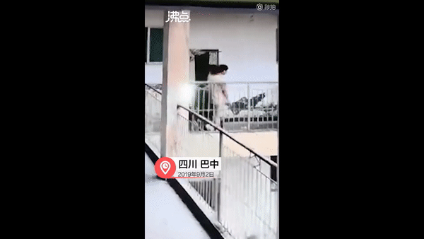 揪心!学校阳台栏杆断裂,2名学生坠楼,一死一伤