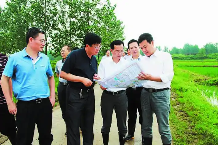 6月30日下午,县委书记许华,县委副书记张义明,副县长俞成山一行来到罗