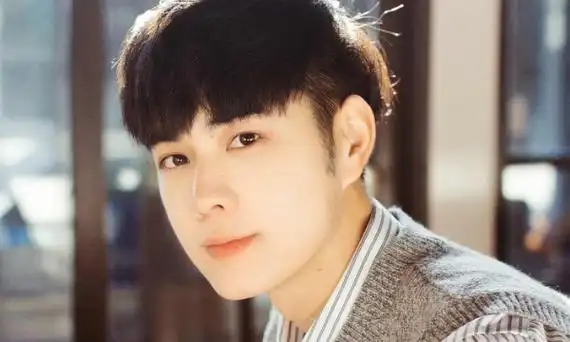 观察一段时间再下手,加上她们的性格本身就是慢热型的,很难迅速陷入