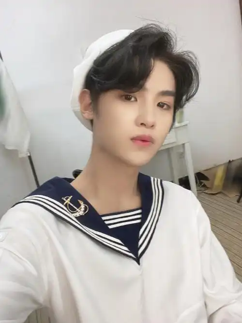 黄明昊justin快乐大本营#昊哥@jjjustin0219的一手水手服自拍送上