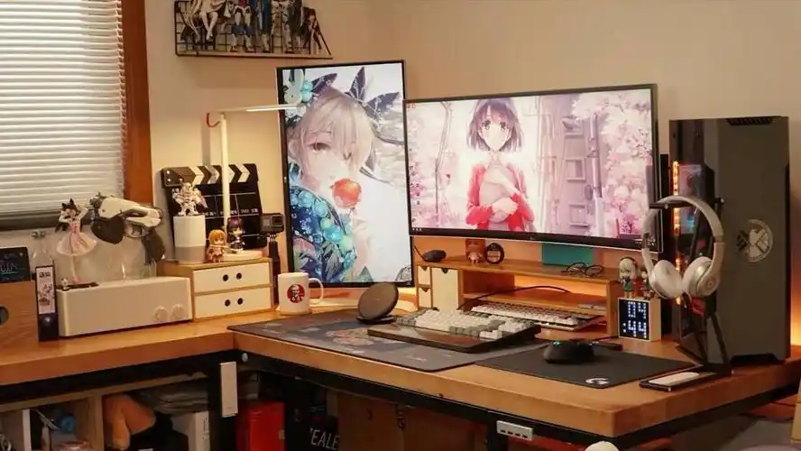 特别是现在的二次元爱好者们也会在桌面上摆放许许多多的手办和小装饰