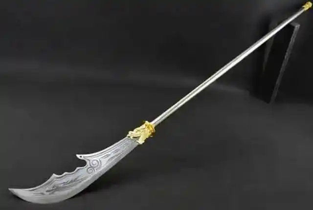 宝刀看这位大哥的刀,刀尖上翘,刀背还是锯齿状的,上面还有非常精美的