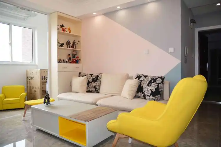 80后的北欧之家不规则的拼色背景墙亮了