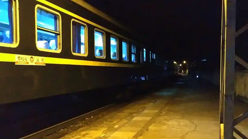 从攀枝花返回昆明的绿皮火车,晚上8点过羊臼河车站,乘客好少!